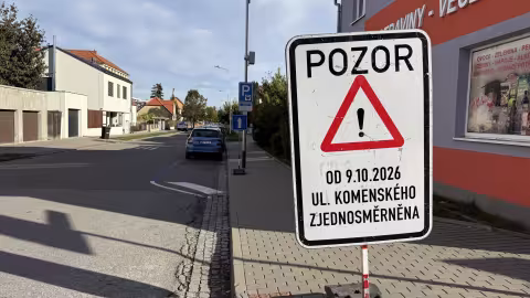 Jednosměrka v ulici Komenského